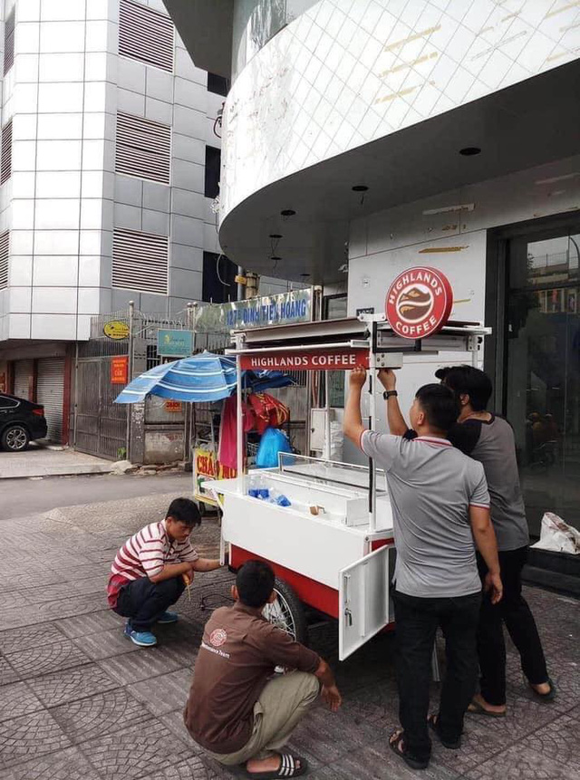 Các chuỗi F&B đua nhau tràn ra phố để "năng nhặt chặt bị": Trong khi Ông Bầu ồ ạt mở kiosk thì Highlands Coffee, McDonald’s mang cả xe xuống phố bán hàng FnB Việt Nam