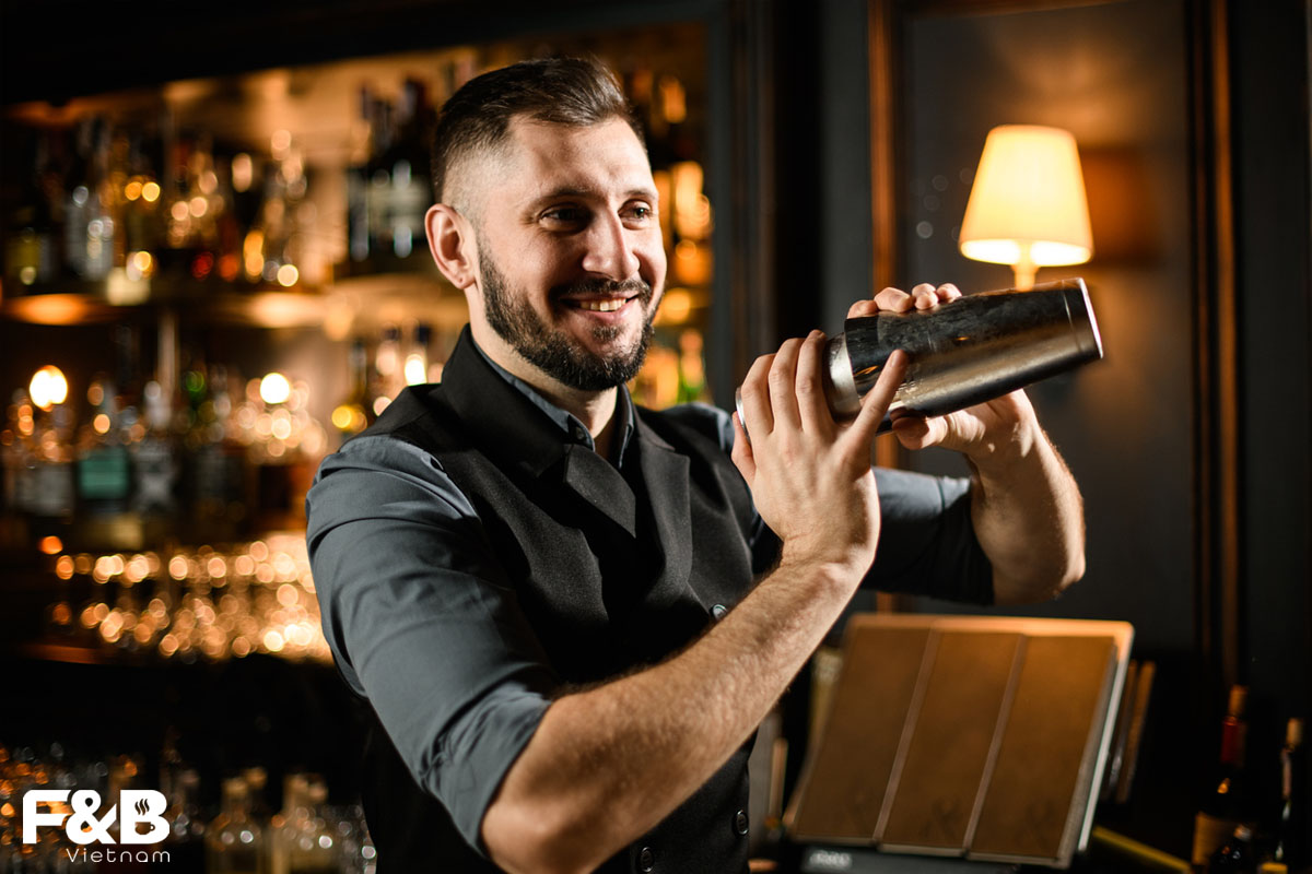 Kỹ Thuật Lắc Cocktail Và Những Điều Bartender Cần Lưu Ý