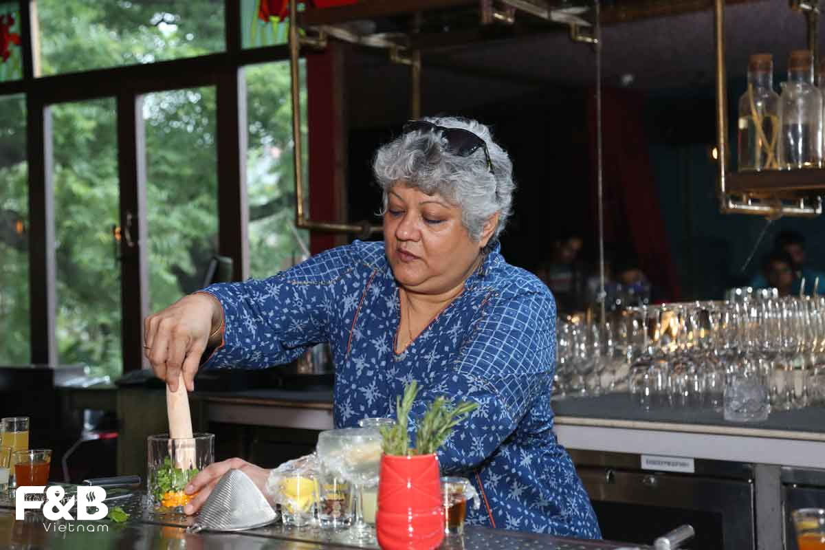 Nữ Bartender Đầu Tiên Của Ấn Độ Chia Sẻ Lời Khuyên Về Rào Cản Giới Tính Trong Nghề
