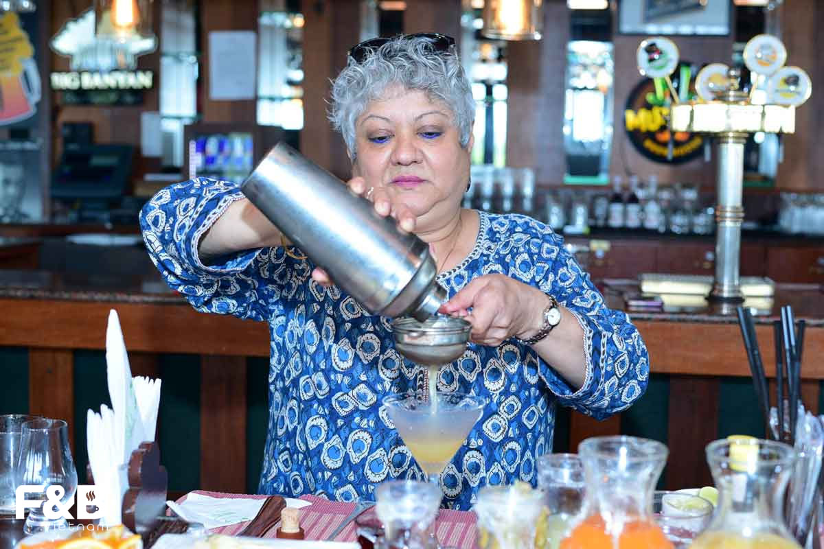 Nữ Bartender Đầu Tiên Của Ấn Độ Chia Sẻ Lời Khuyên Về Rào Cản Giới Tính Trong Nghề