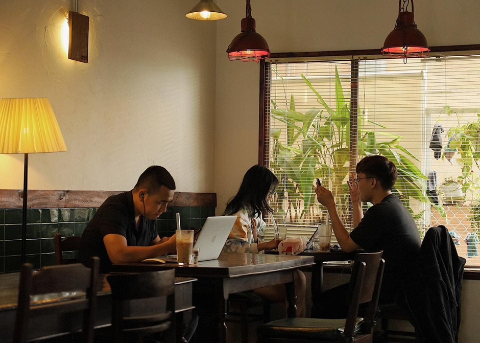 Quán Cà Phê Cấm Khách Mang Laptop Đến Làm Việc: Quyết Định Đúng Đắn Hay Tự Tay Hạn Chế Lợi Nhuận Của Mình? 2 Quán Cà Phê Cấm Khách Mang Laptop Đến Làm Việc: Quyết Định Đúng Đắn Hay Tự Tay Hạn Chế Lợi Nhuận Của Mình? FnB Việt Nam