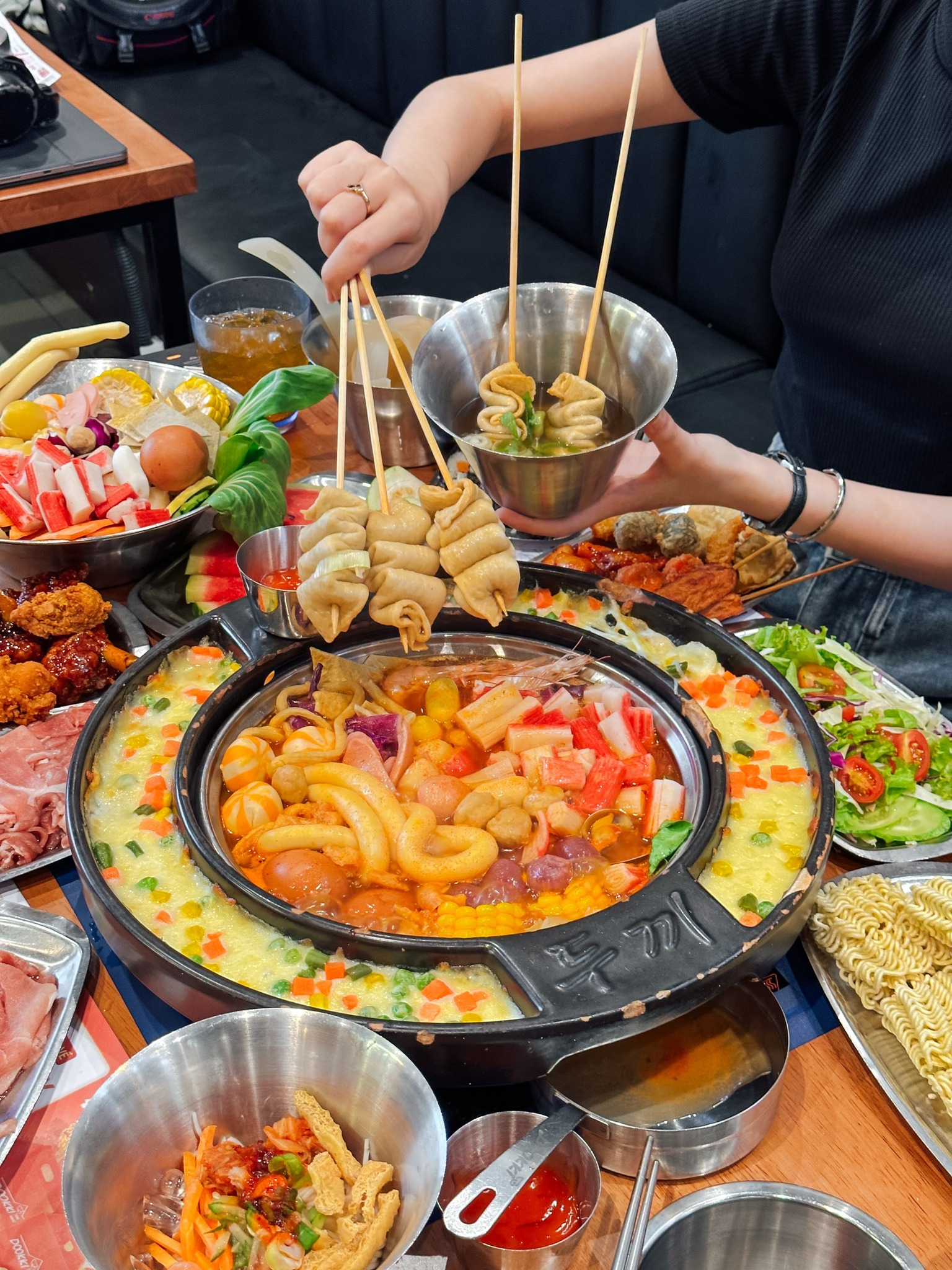 Điều Gì Làm Nên Sức Hút Không Thể Chối Từ Cho Dookki - Chuỗi Lẩu Buffet Topokki Hàng Đầu Thị Trường Hiện Nay? 1 Điều Gì Làm Nên Sức Hút Không Thể Chối Từ Cho Dookki - Chuỗi Lẩu Buffet Topokki Hàng Đầu Thị Trường Hiện Nay? FnB Việt Nam