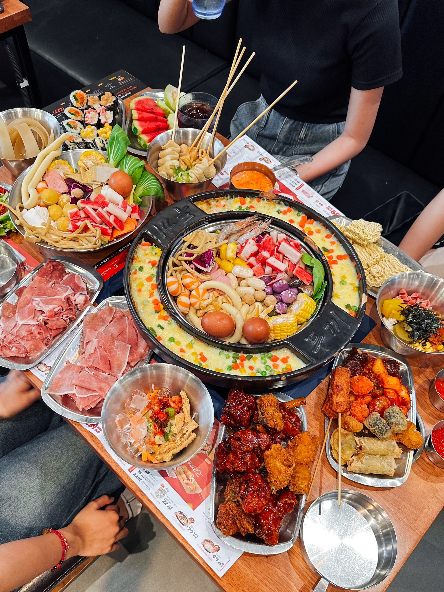 Điều Gì Làm Nên Sức Hút Không Thể Chối Từ Cho Dookki - Chuỗi Lẩu Buffet Topokki Hàng Đầu Thị Trường Hiện Nay? 6 Điều Gì Làm Nên Sức Hút Không Thể Chối Từ Cho Dookki - Chuỗi Lẩu Buffet Topokki Hàng Đầu Thị Trường Hiện Nay? FnB Việt Nam