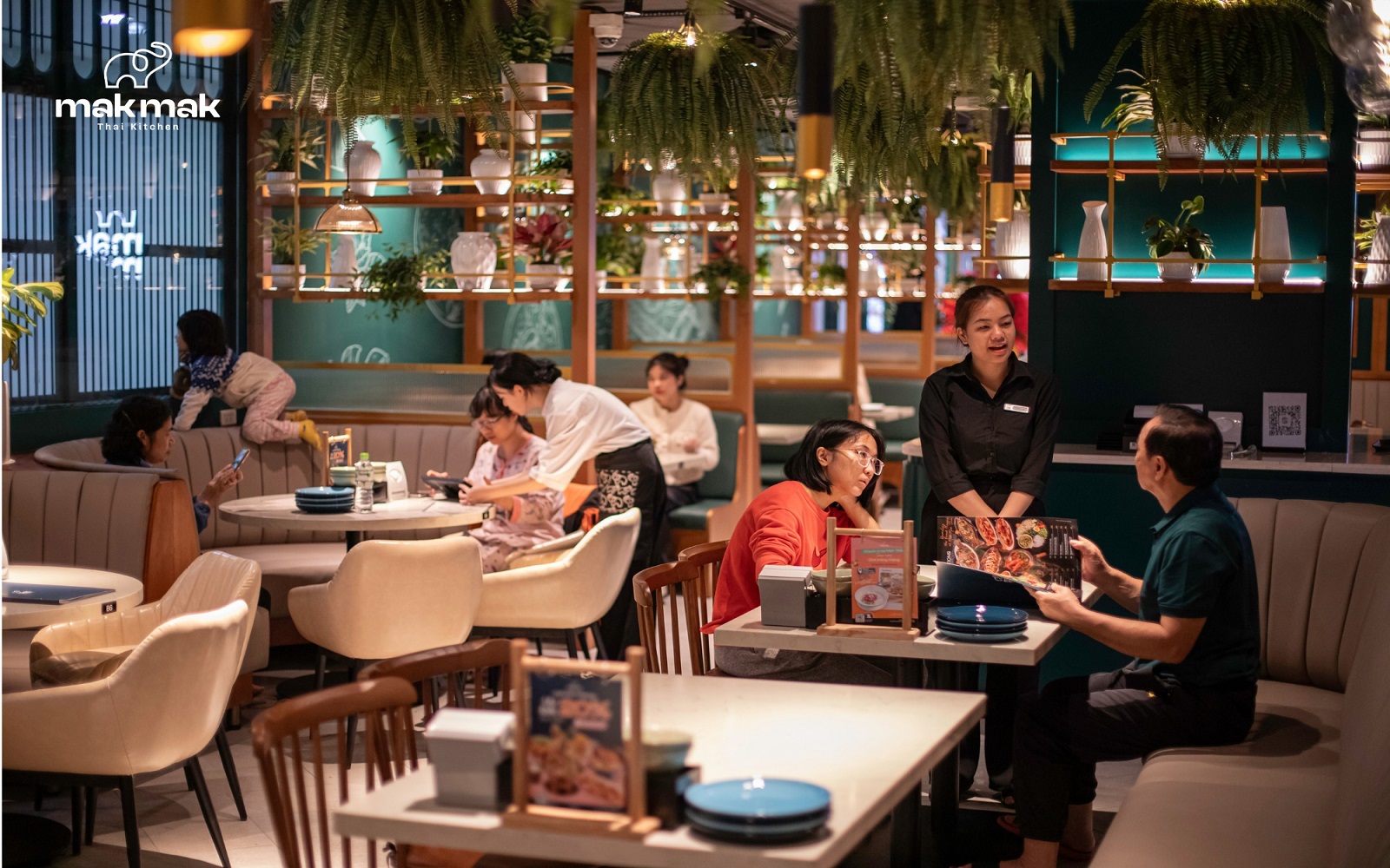 Mak Mak Thai Kitchen: “Chúng tôi không chạy theo xu hướng, chúng tôi tạo ra xu hướng” 3 Mak Mak Thai Kitchen: “Chúng tôi không chạy theo xu hướng, chúng tôi tạo ra xu hướng” FnB Việt Nam