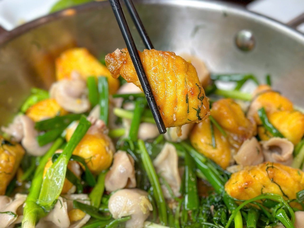 Chả Cá Ô Quan Chưởng: Hương Vị Gia Truyền Từ Trái Tim Phố Cổ FnB Việt Nam