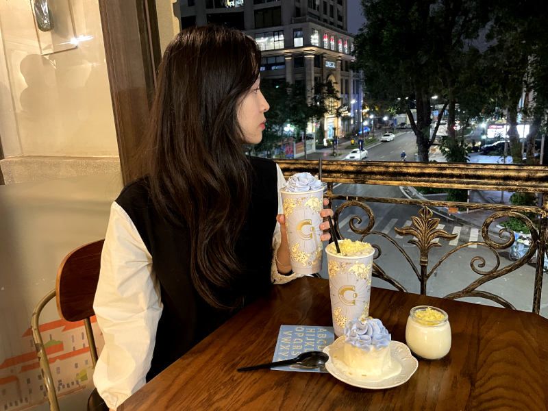 Các bạn trẻ tranh thủ đến Cheese Coffee check-in 