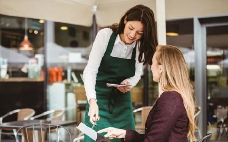 Bí Quyết Chăm Sóc Khách Hàng: Khi Một Lời Xin Lỗi Có Thể Giữ Lại Cả Trăm Khách Hàng 3 Ngay khi phát hiện hết món, nhân viên phải báo ngay với khách và gợi ý món thay thế khéo léo