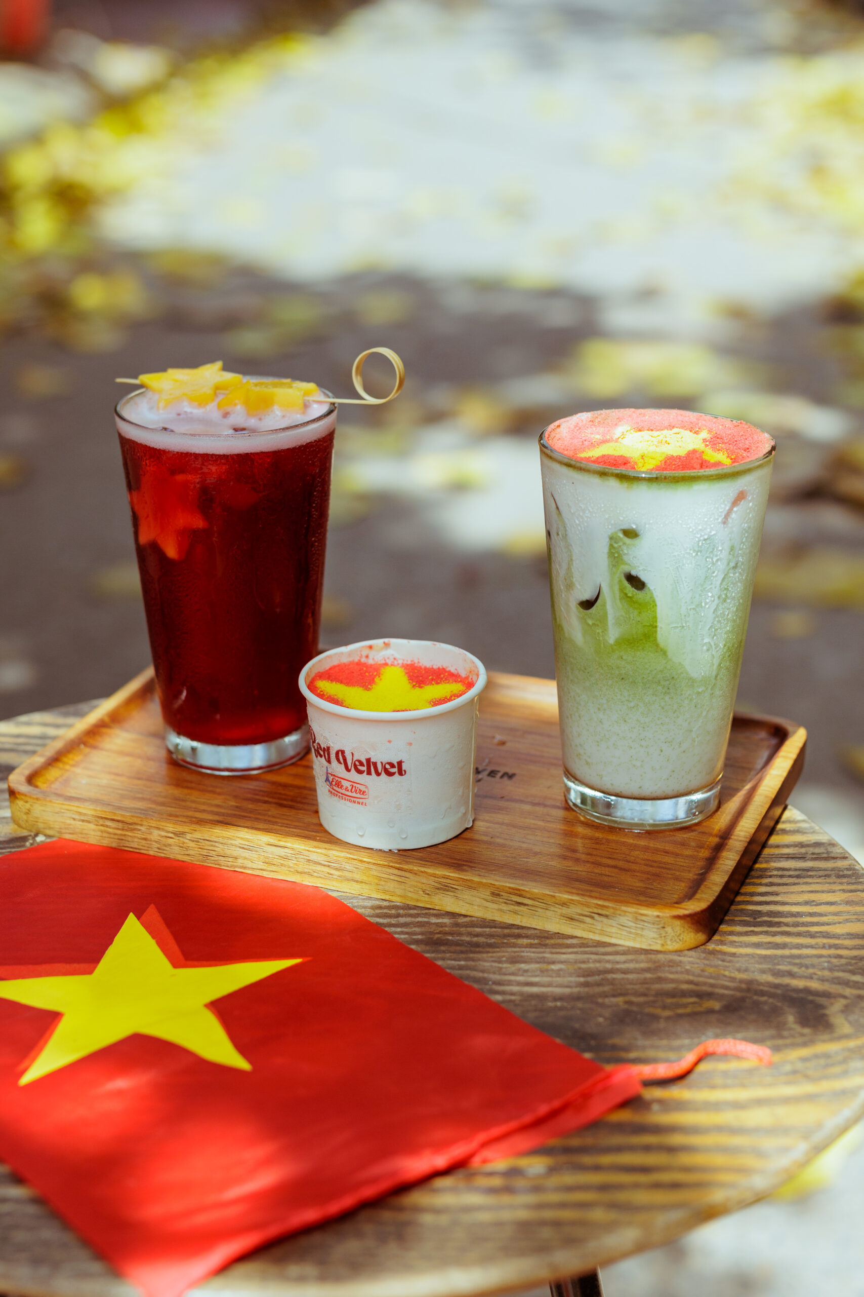 Những quán cà phê rợp sắc đỏ sao vàng, khách check-in rần rần dịp 30/4 1 Những món đồ uống trang trí trend lá cờ bắt mắt