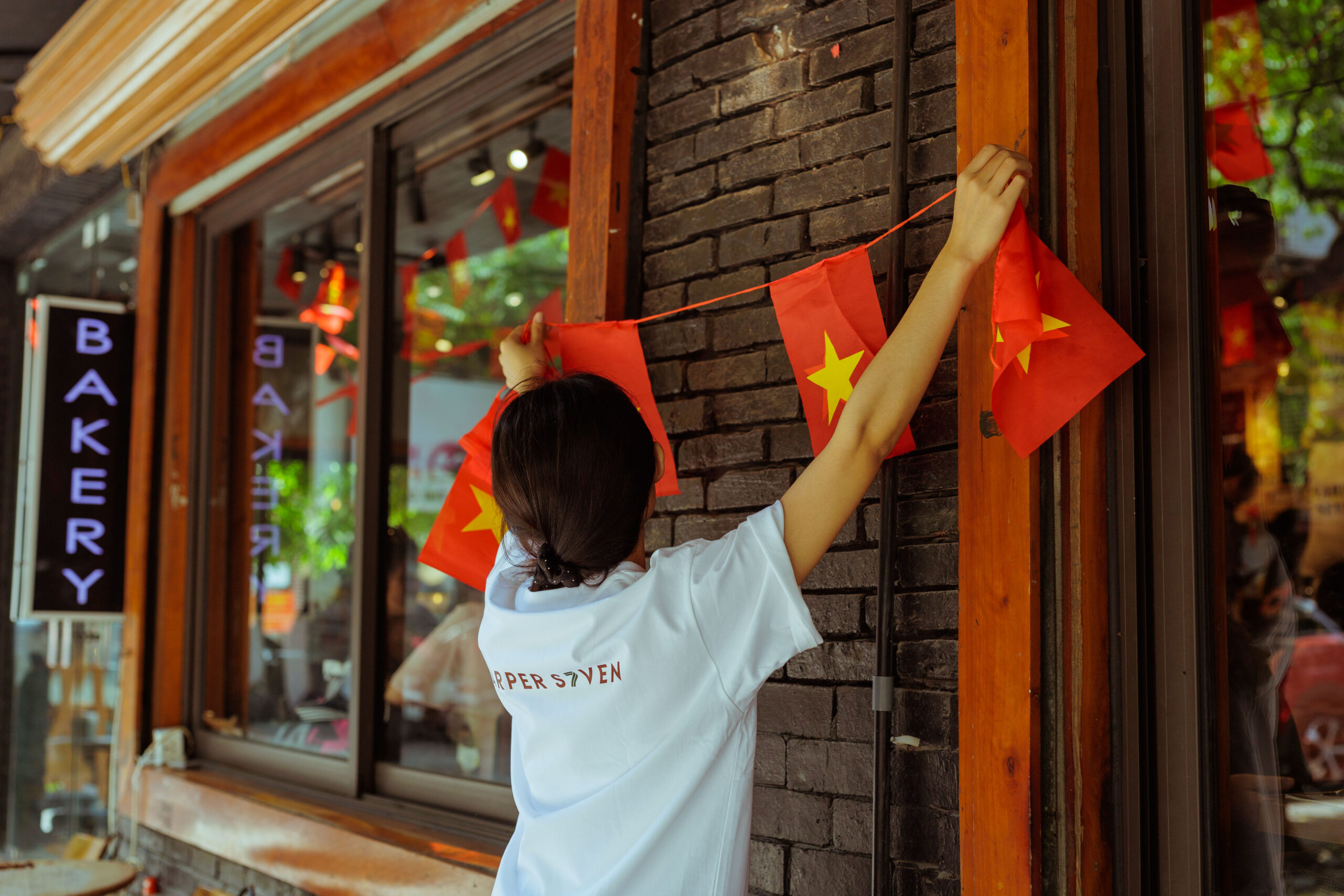 Những quán cà phê rợp sắc đỏ sao vàng, khách check-in rần rần dịp 30/4 2 Không gian rợp sắc đỏ của cờ đỏ sao vàng