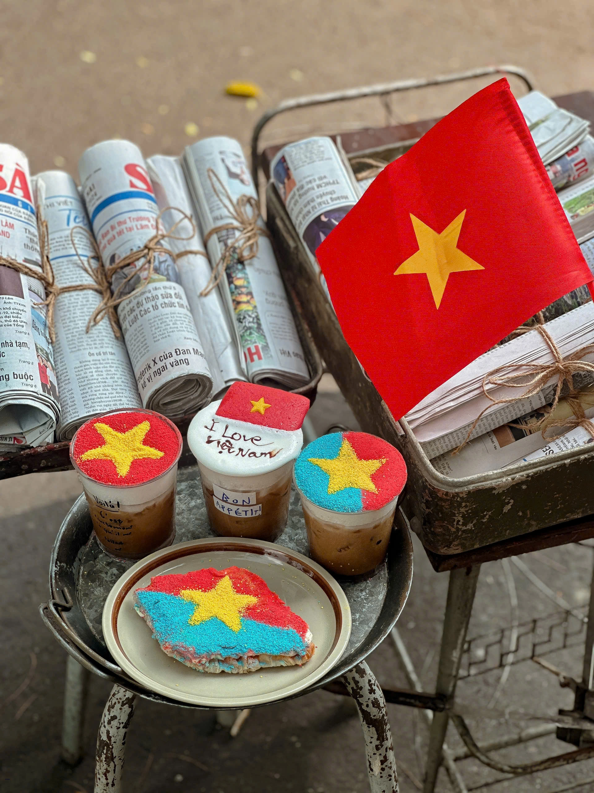 Những quán cà phê rợp sắc đỏ sao vàng, khách check-in rần rần dịp 30/4 6 Không chỉ đồ uống, quán còn sáng tạo bánh hình lá cờ độc đáo