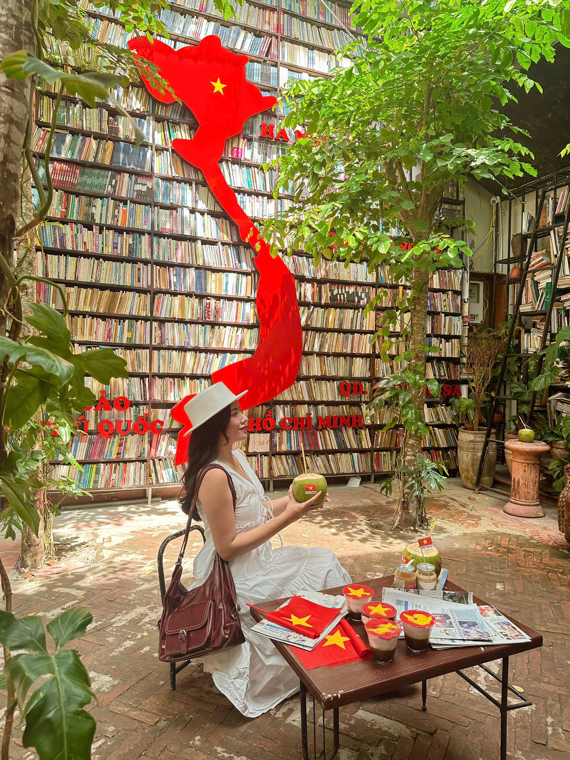 Những quán cà phê rợp sắc đỏ sao vàng, khách check-in rần rần dịp 30/4 3 Trang trí độc đáo của quán đã thu hút lượng lớn khách đến check in