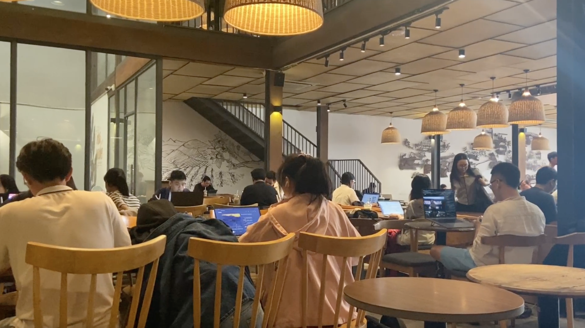 THE COFFEE HOUSE BỊ TỐ "BỊ Ổ ĐIỆN" VÀ BÀI HỌC ĐỊNH VỊ LẠI TRẢI NGHIỆM THƯƠNG HIỆU FnB Việt Nam