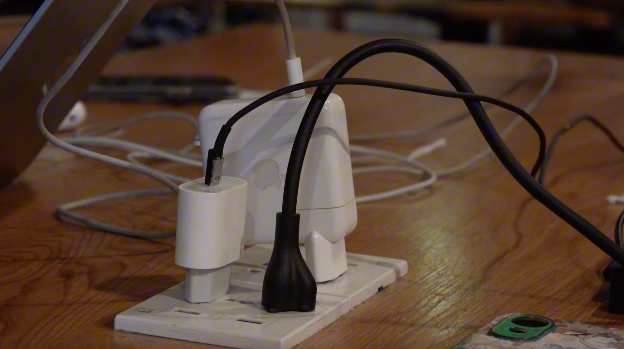 Ổ điện tại một chi nhánh trong chuỗi cà phê của The Coffee House