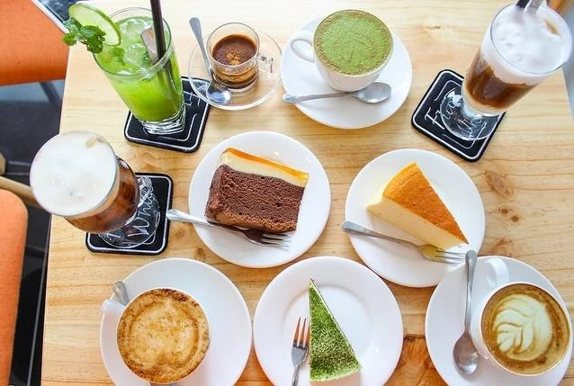 Nhằm kéo dài thời gian trải nghiệm, mô hình cà phê bánh ngọt cung cấp cả đồ uống và đồ ăn 