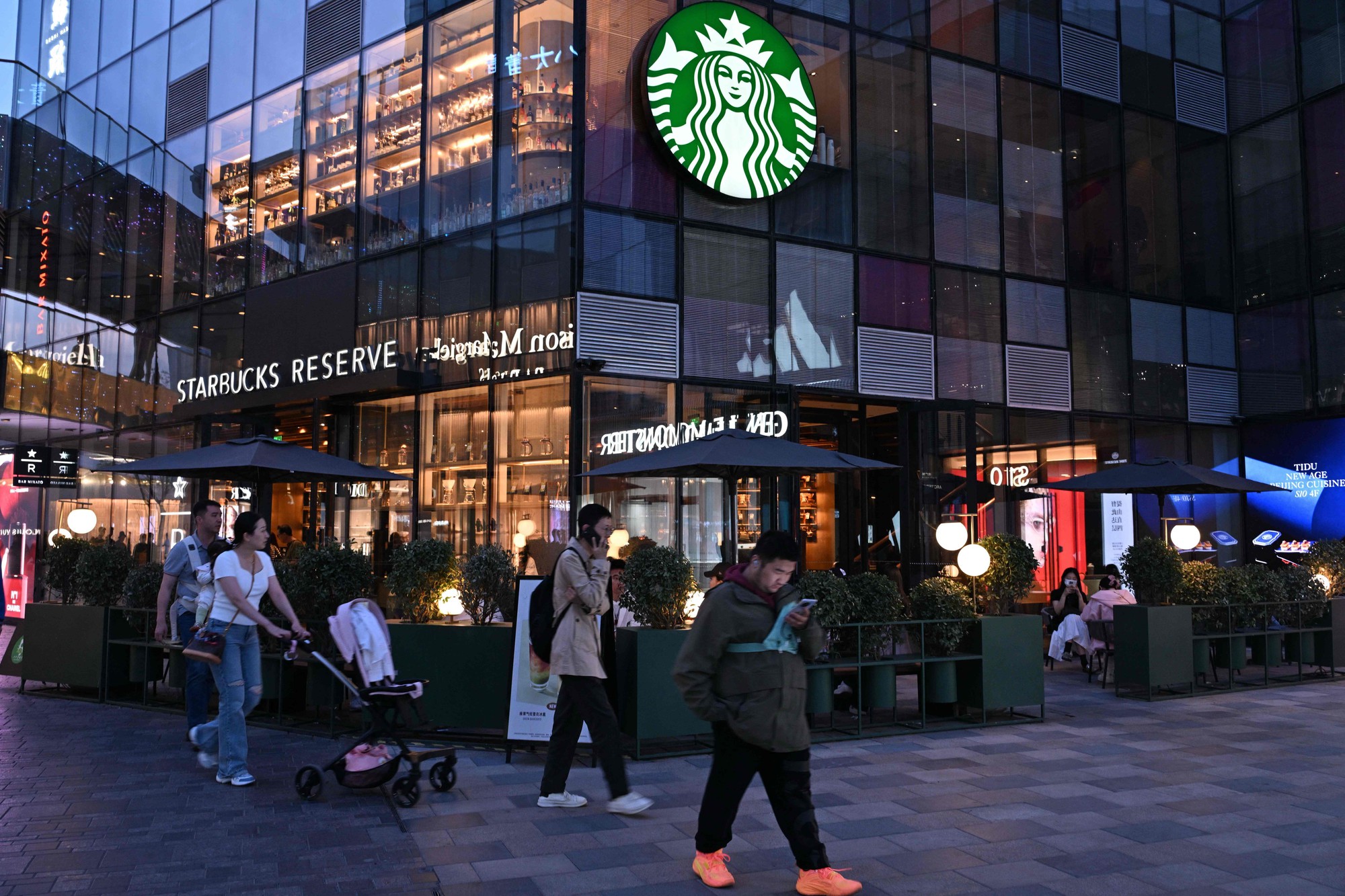 STARBUCKS GIẢM GIÁ TẠI THỊ TRƯỜNG TRUNG QUỐC: 3 BÀI HỌC CHIẾN LƯỢC CHO NHỮNG NGƯỜI LÀM F&B GIỮA THỜI LẠM PHÁT? 1 thương hiệu toàn cầu như Starbucks cũng phải linh hoạt thích ứng, không chỉ để bảo vệ định vị thương hiệu mà còn để duy trì sự hiện diện trong thời lạm phát