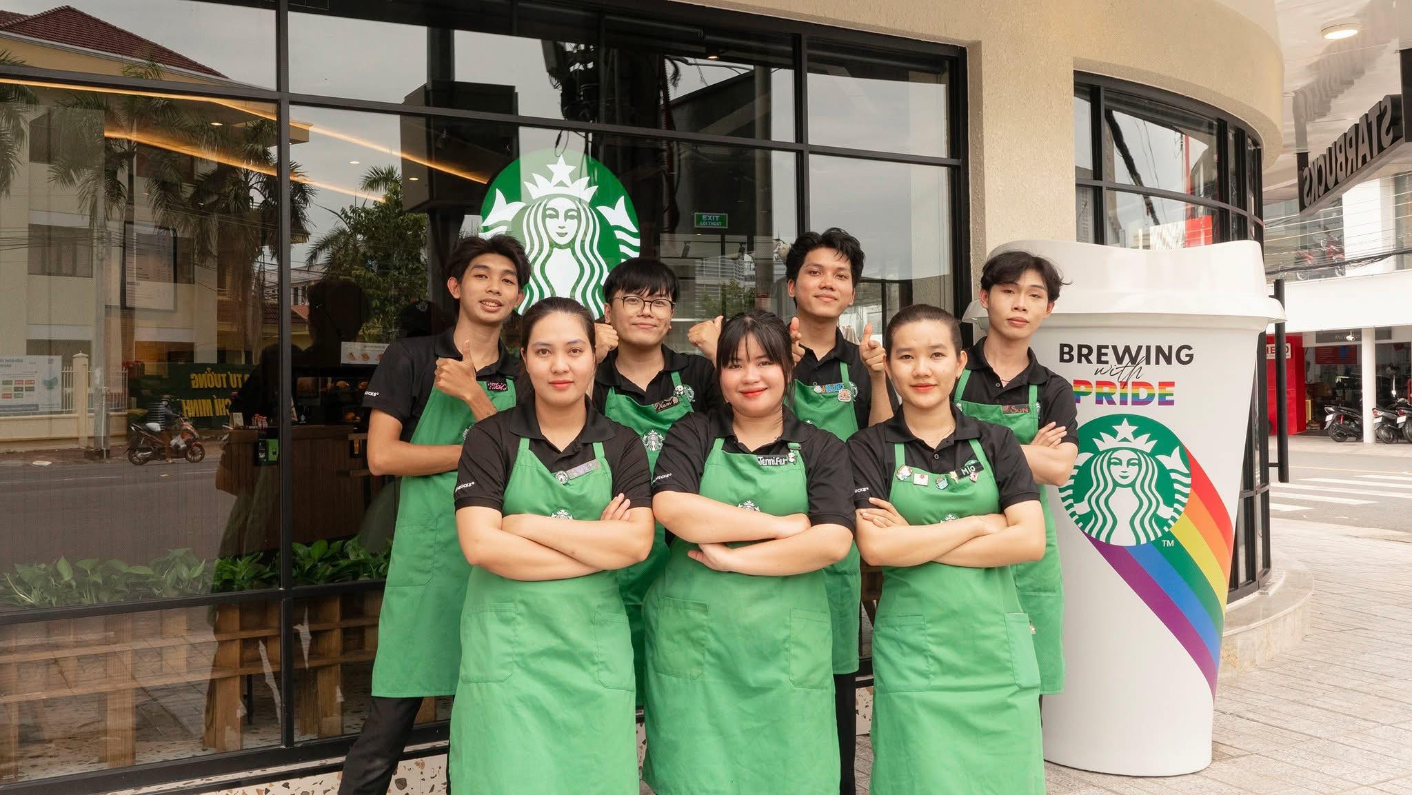 Nhân viên Starbucks được đào tạo với phong thái chuyên nghiệp, nhanh nhẹn và luôn đặt khách hàng lên hàng đầu