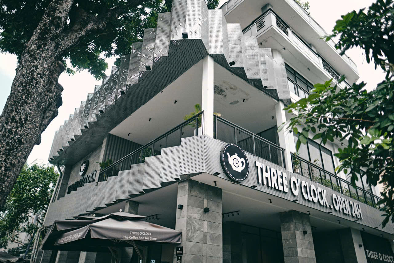 Không gian quán cà phê 24/7 Three O’Clock mang đậm phong cách phóng thoáng, hiện đại 