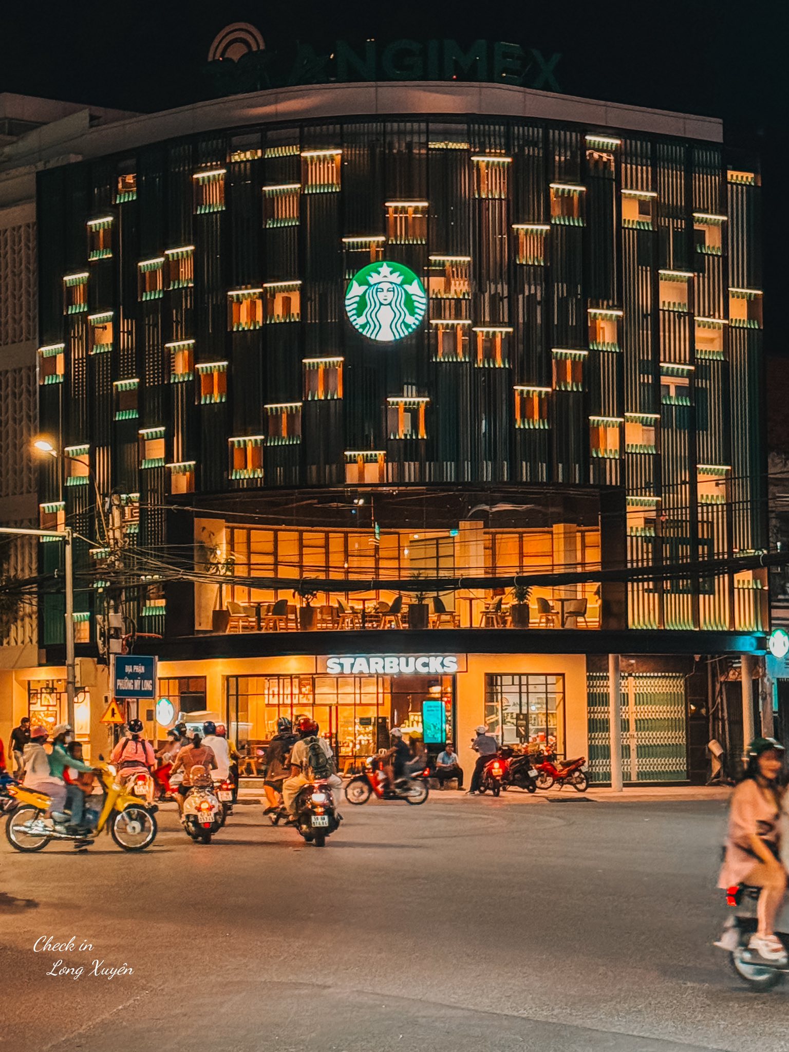 Starbucks Việt Nam áp dụng chiến lược mở rộng thị trường linh hoạt tại miền Tây với mô hình chuỗi cà phê hiện đại
