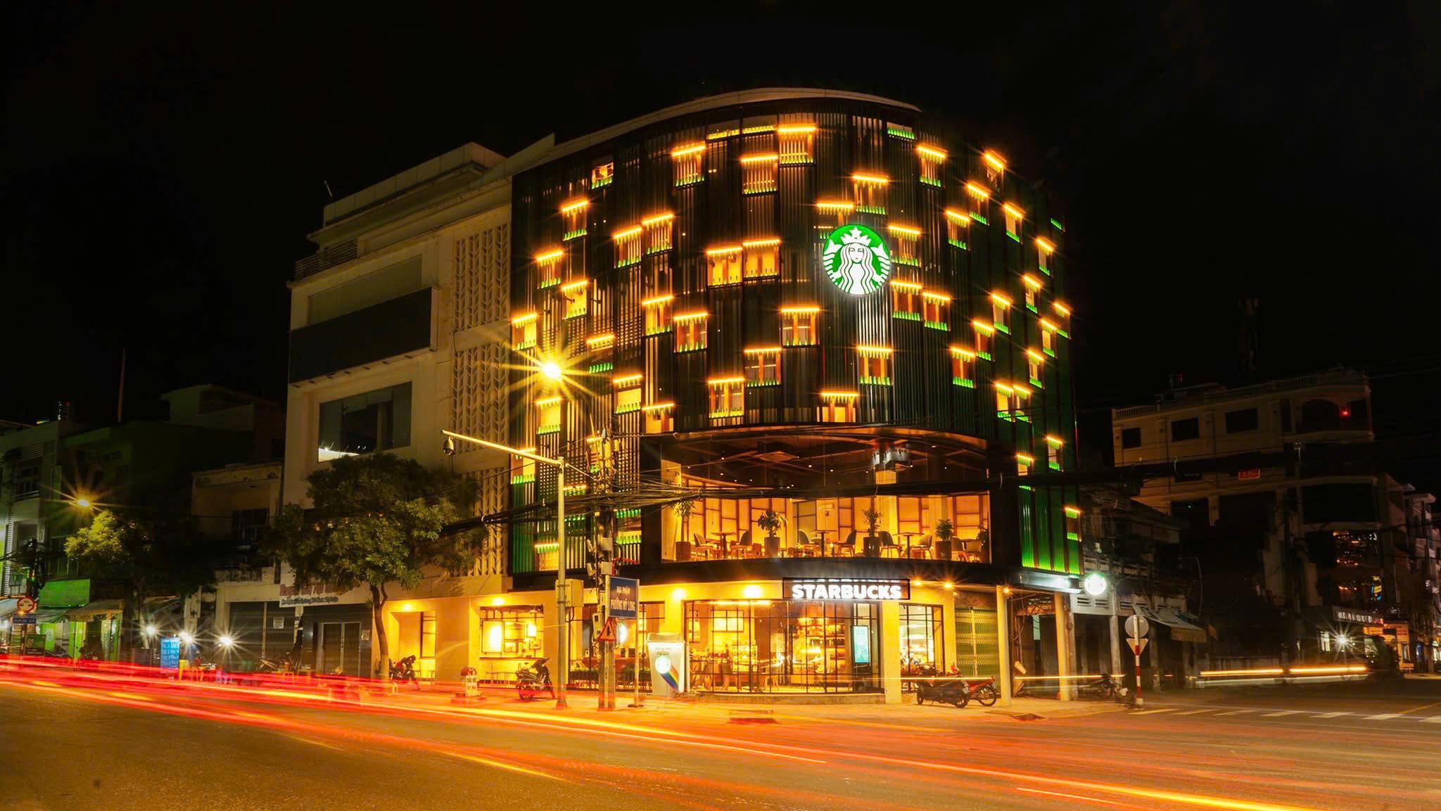 Không gian Starbucks Long Xuyên về đêm nổi bật, phản ánh đầu tư chiến lược vào thị trường tỉnh của chuỗi cà phê hiện đại