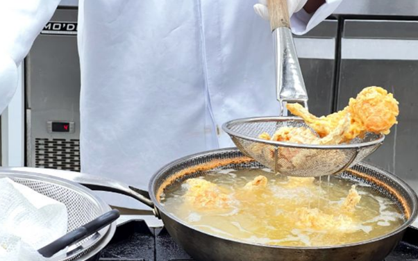 Sơ chế nguyên liệu gà tươi, đảm bảo chất lượng món ăn khi khởi nghiệp F&B với mô hình gà rán