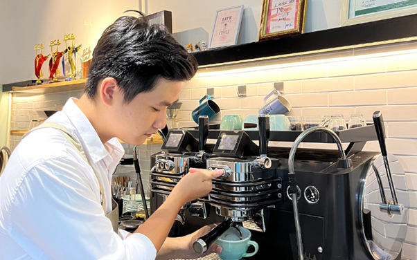 vận hành máy pha cà phê