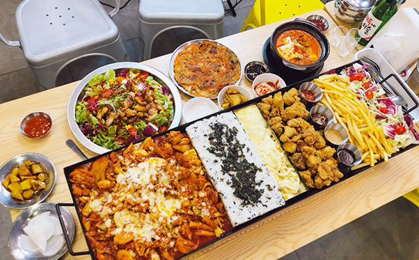 Bàn buffet gà rán Hàn đa dạng món cho thấy tiềm năng khởi nghiệp gà rán