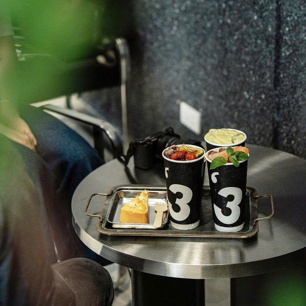 Menu đa dạng với bánh và nước giúp Three O’Clock thu hút khách hàng