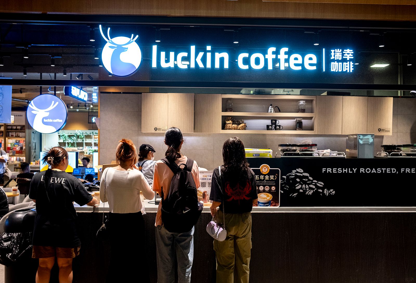 STARBUCKS GIẢM GIÁ TẠI THỊ TRƯỜNG TRUNG QUỐC: 3 BÀI HỌC CHIẾN LƯỢC CHO NHỮNG NGƯỜI LÀM F&B GIỮA THỜI LẠM PHÁT? 3 Đối thủ Luckin Coffee cạnh tranh mạnh về giá với Starbucks tại thị trường Trung Quốc