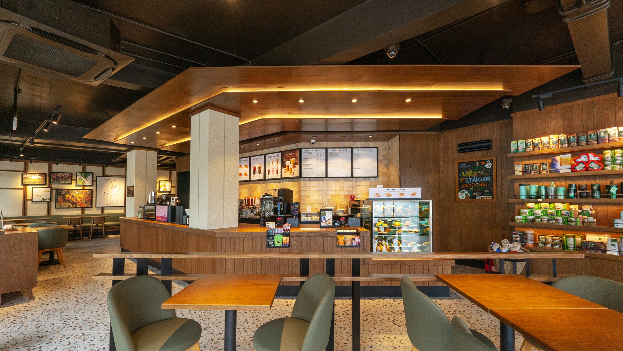 Thiết kế cửa hàng Starbucks tại Long Xuyên kết hợp phong cách hiện đại và yếu tố địa phương để phục vụ khách hàng miền Tây