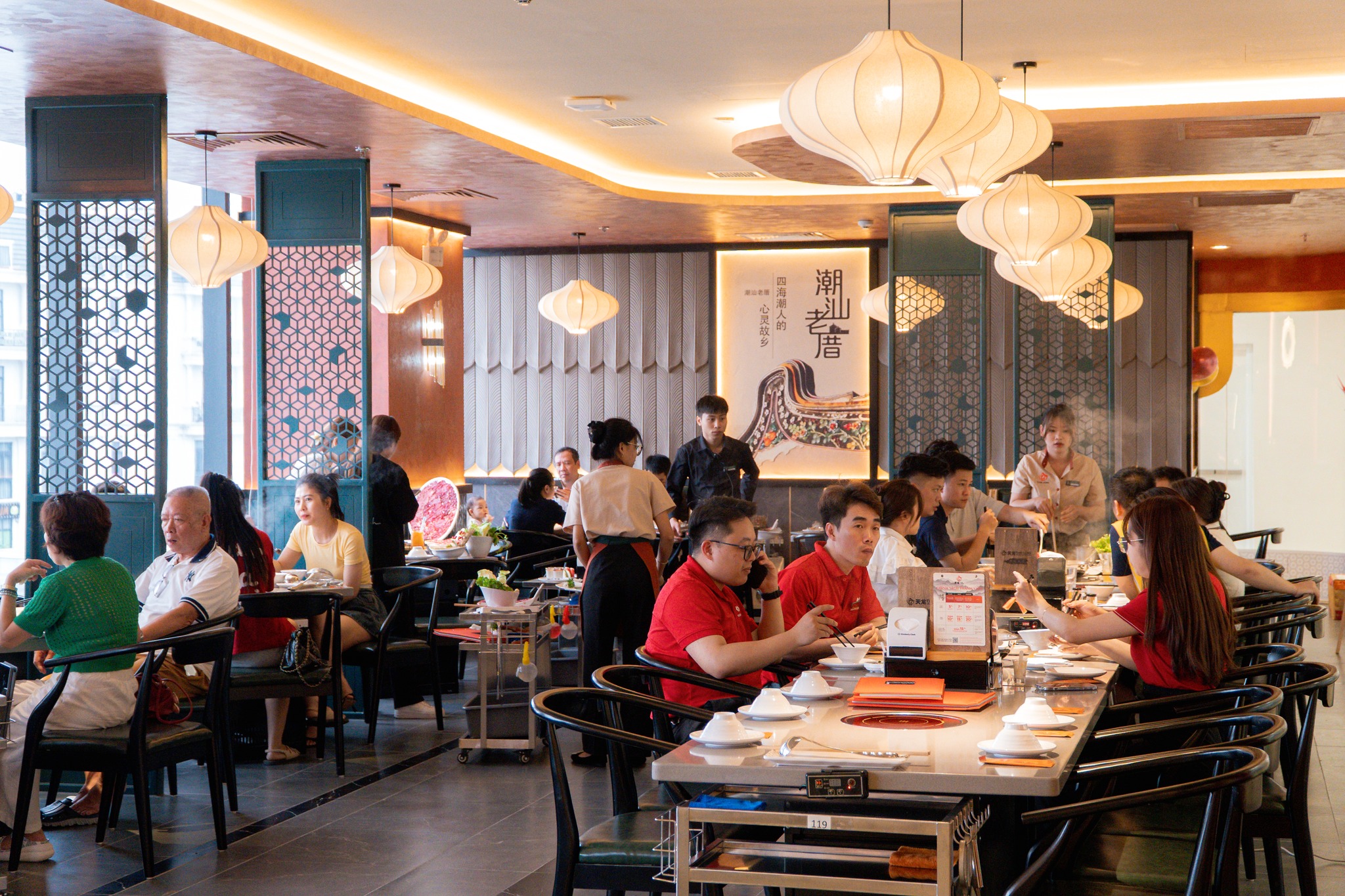 Các quán lẩu bò tươi Triều Châu trở thành địa đến yêu thích của gia đình, nhóm bạn,...