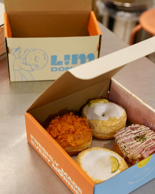 Hộp bánh Lịm Donuts với menu đa dạng, màu sắc bắt mắt thu hút Gen Z ngay từ cái nhìn đầu tiên.