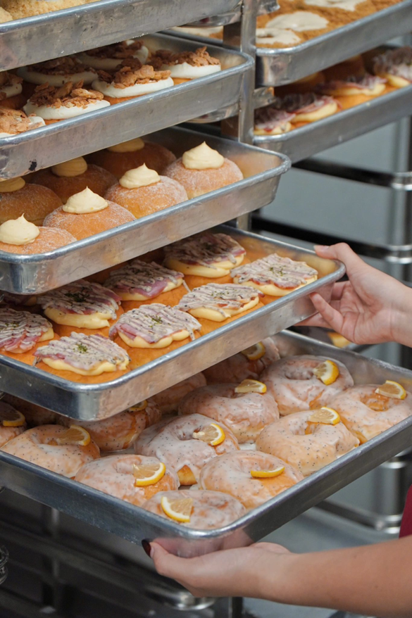 Các mẻ bánh của Lịm Donuts được được chính thức lên kệ vào khung giờ 12h hàng ngày và có thể ngay lập tức hết trong 15-20p