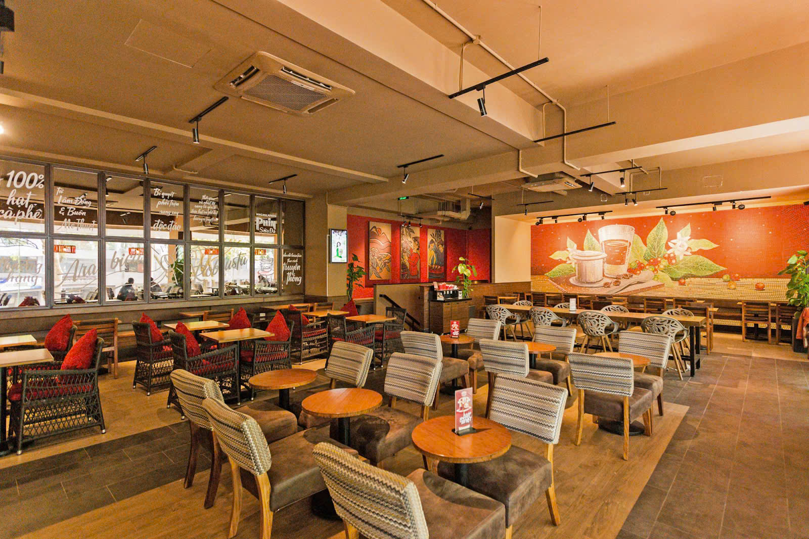 Từ cách trang trí đến nội thất của các cửa hàng Highlands đều mang tính địa phương