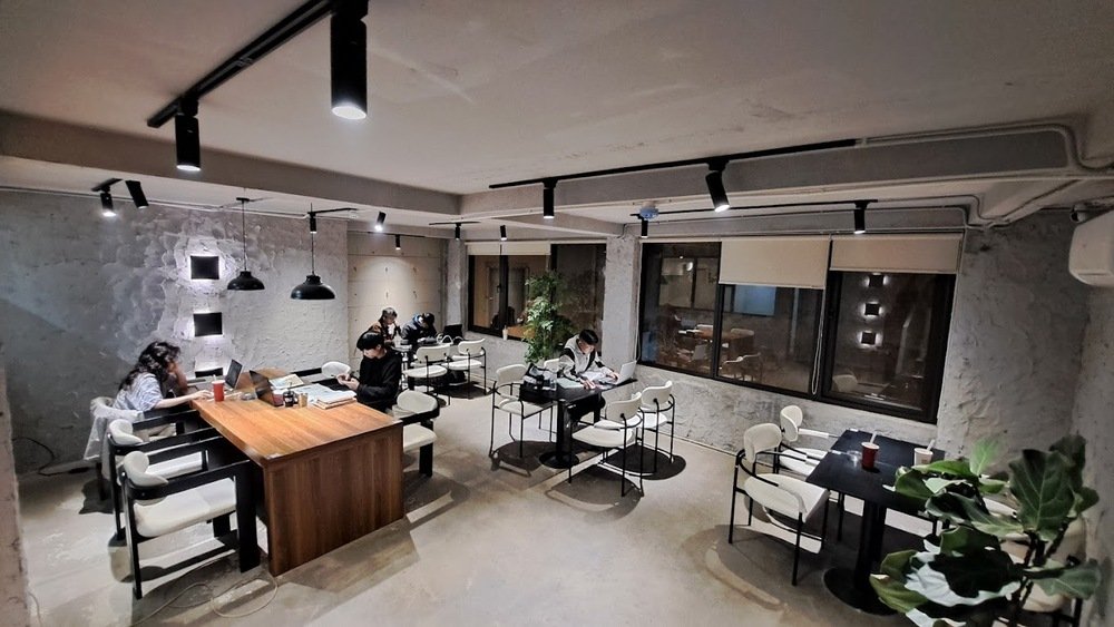 Contrast Coffee quán cà phê cho freelancer với không gian nghiêm túc và kỷ luật cao.