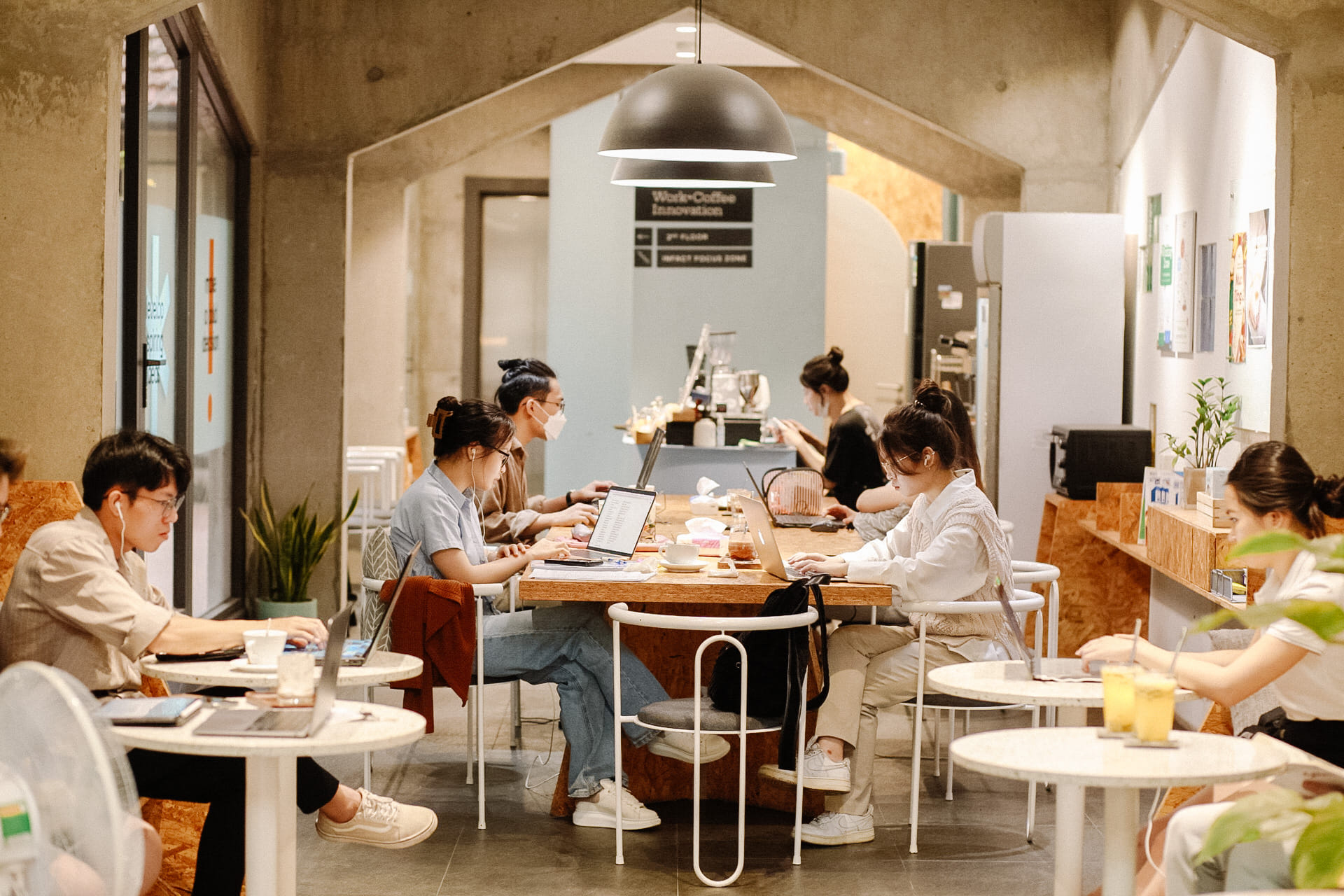 Không gian InFact Coffee phù hợp để freelancer làm việc tập trung và sử dụng laptop trong thời gian dài.