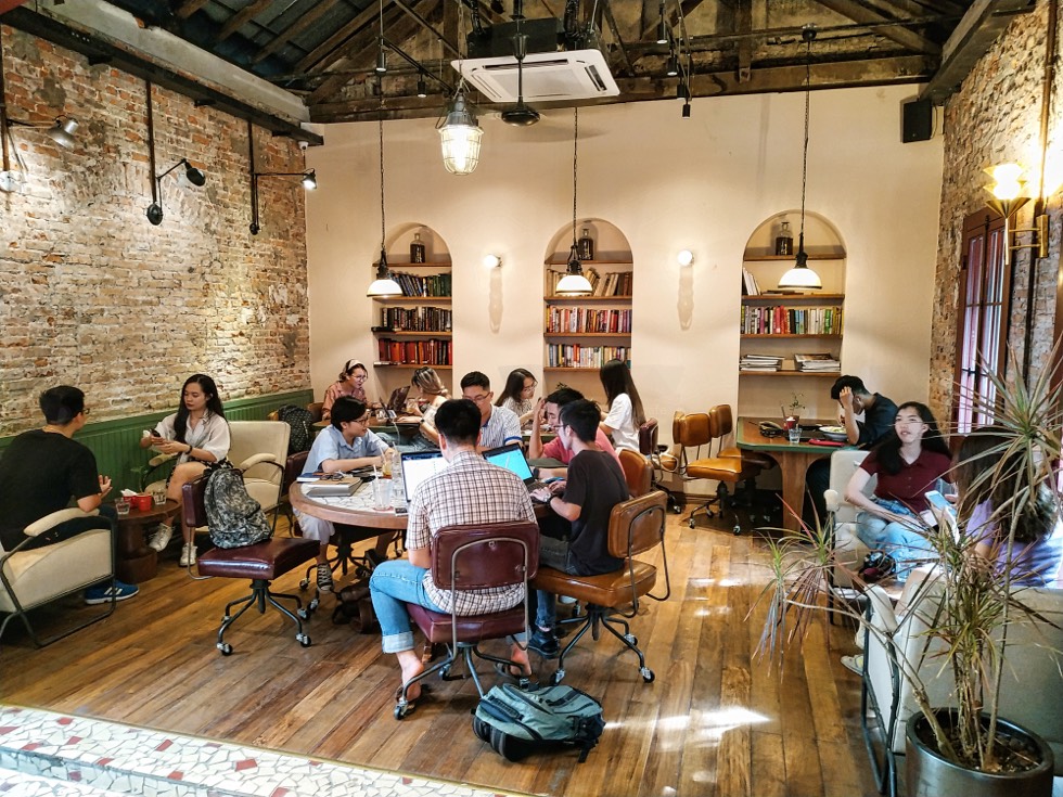  All Day Coffee quán cà phê cho freelancer với thiết kế châu Âu và ánh sáng tự nhiên.