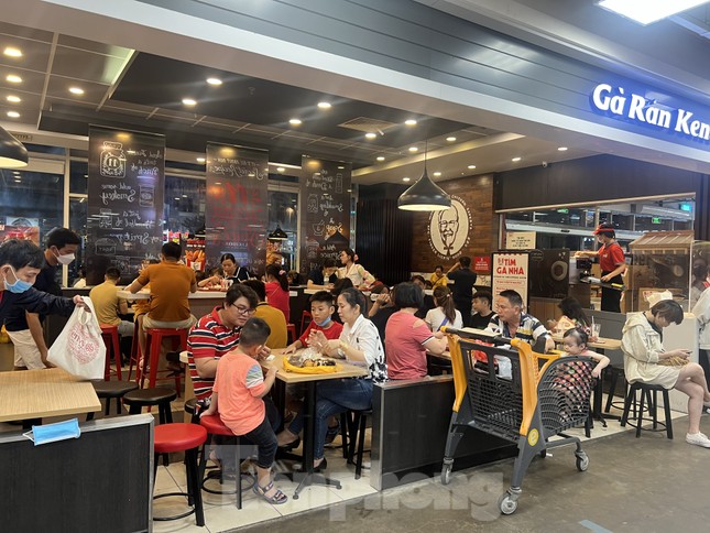 PHÂN TÍCH MÔ HÌNH GÀ RÁN HÀN QUỐC: CƠ HỘI KHỞI NGHIỆP F&B CÓ CÒN HẤP DẪN NĂM 2025? 3 Mô hình gà rán thành công nhờ truyền thông gần gũi, bắt trend TikTok và nội dung do người dùng tạo