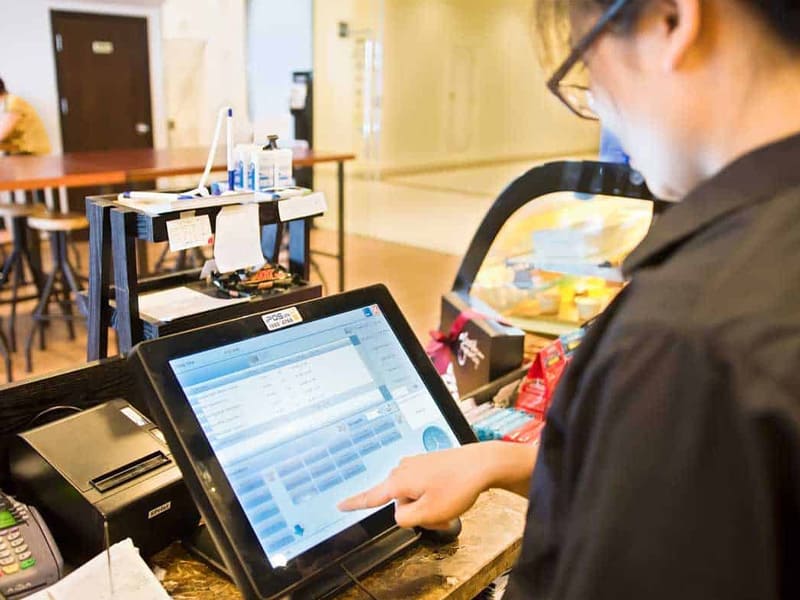 Setup vị trí máy POS phù hợp cho quầy bar