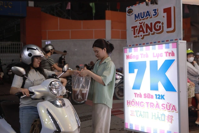 Khách ghé mua đồ ở các địa chỉ bán đồ ăn đồ uống giá siêu rẻ luôn tấp nập