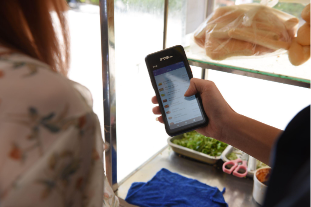 Chuyển Đổi Số F&B: Yếu Tố Sống Còn Giúp Quán Vượt Qua Giai Đoạn Thanh Lọc 2025-2026 2 Chuyển đổi số ngành F&B, rào cản nào khiến doanh nghiệp còn nhiều ngần ngại