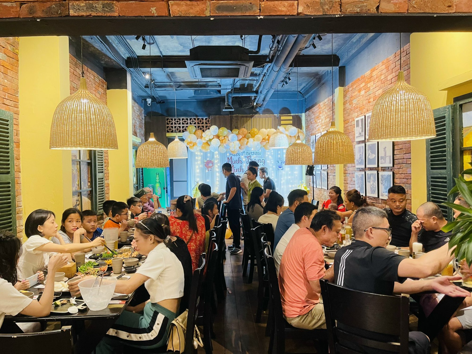 Giai đoạn thanh lọc là cơ hội để tái định vị và chiếm thị phần Khi nhiều đối thủ yếu rút lui, chuỗi có nền tảng mạnh