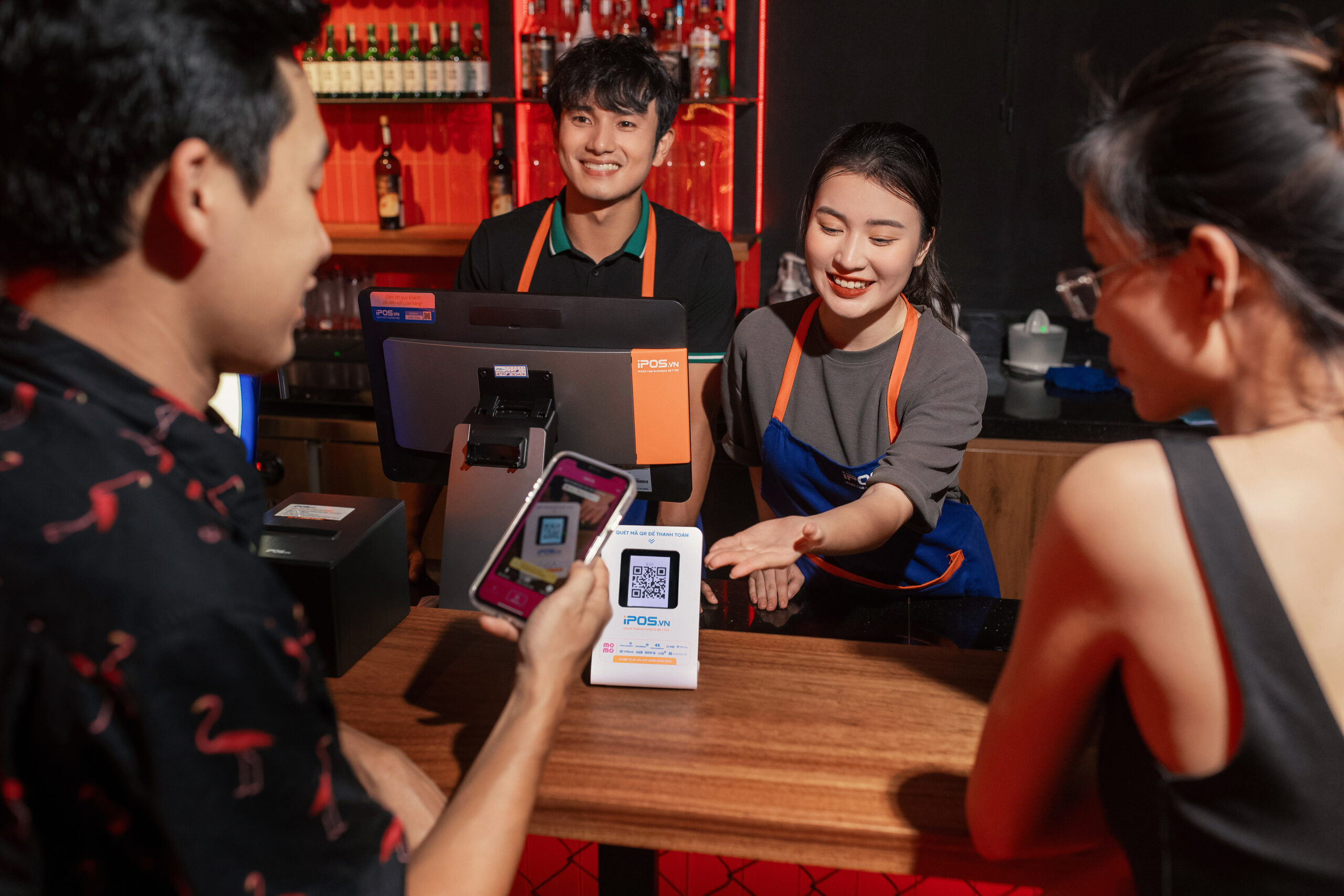 Chuyển Đổi Số F&B: Yếu Tố Sống Còn Giúp Quán Vượt Qua Giai Đoạn Thanh Lọc 2025-2026 3 Hệ thống tích hợp đầy đủ POS – order – bếp – kho, quản lý nhân sự – chấm công – payroll, CRM – loyalty, giao hàng và báo cáo