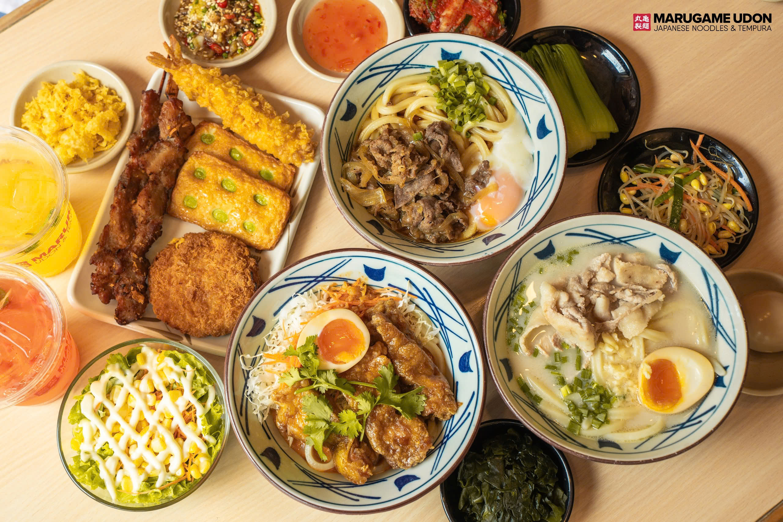 Bàn tiệc mì Udon và các món ăn kèm tại Marugame Udon