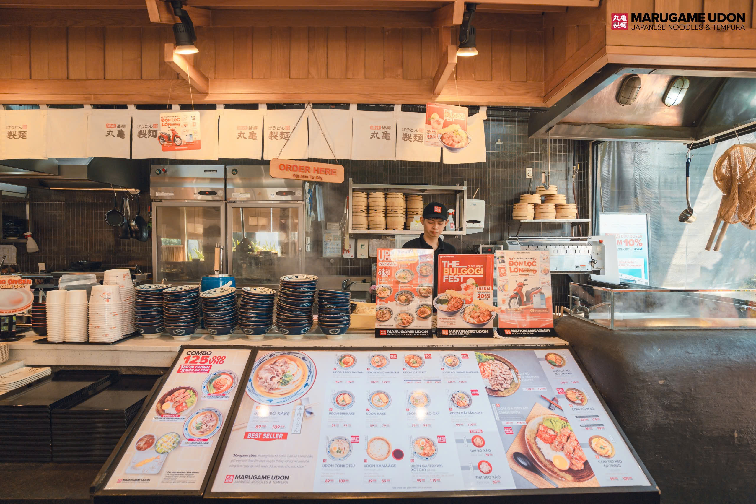 Khu vực quầy order và bếp mở tại Marugame Udon