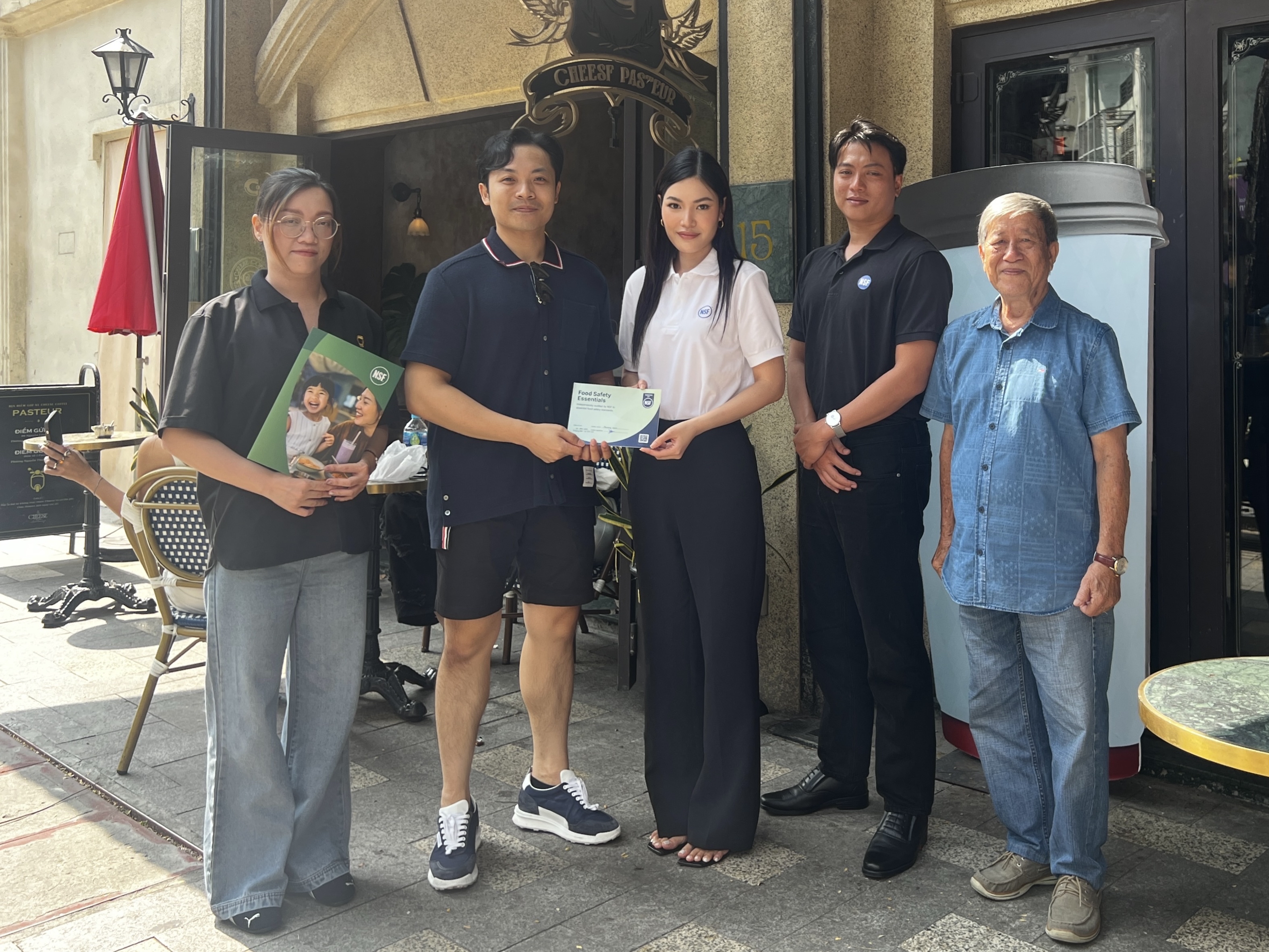 Đại diện của NSF đã trao tặng Cheese Coffee huy hiệu “NSF Food Safety Essentials”
